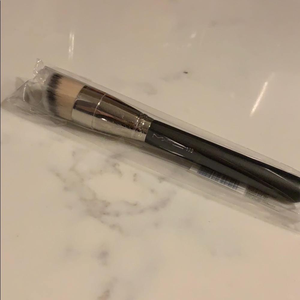 MAC 170 Foundation Brush